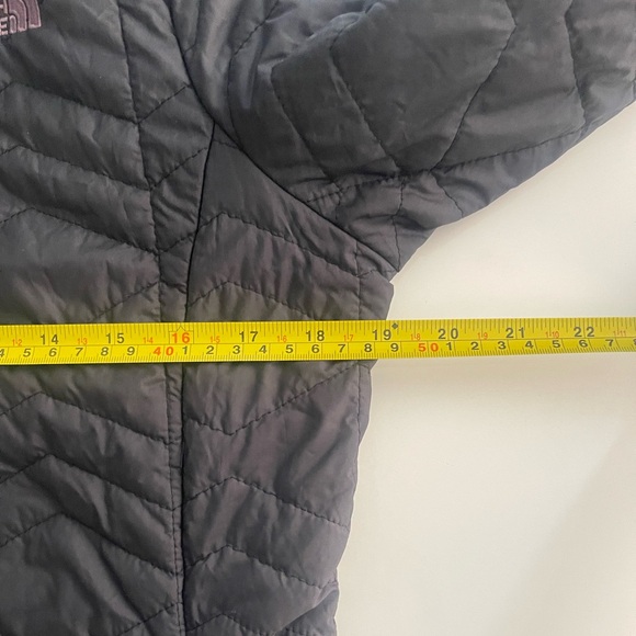 The North Face Quilted Puffer Jacket - Picture 6 of 12